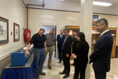 駐紐約總領事黃屏考察玖龍紙業(yè)拉姆福德工廠